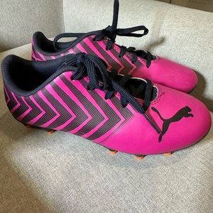 Like NEW girls PUMA soccer cleates